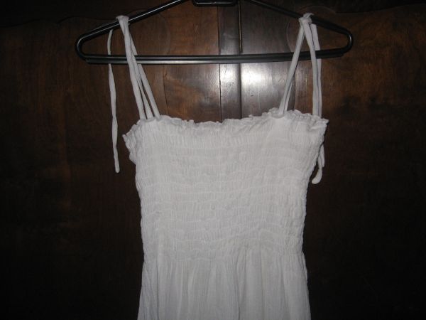 vestido branco com alças, tamanho M.
