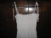 vestido branco com alças, tamanho M.
